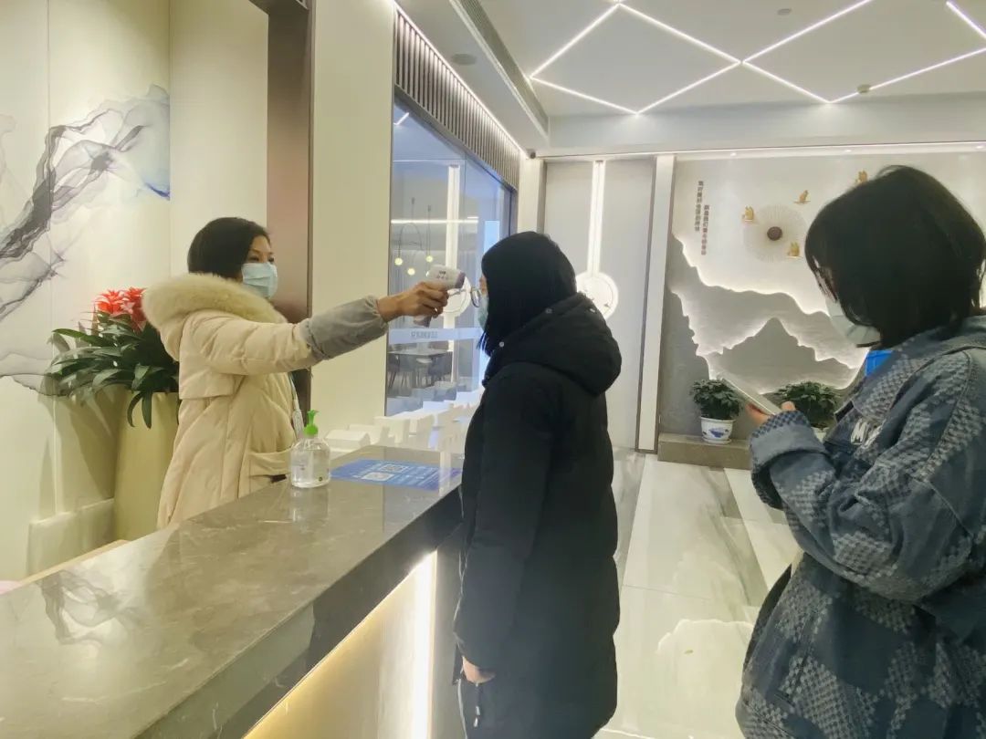 工作防疫兩不誤丨南鴻裝飾組織開展防疫消毒常態(tài)化行動